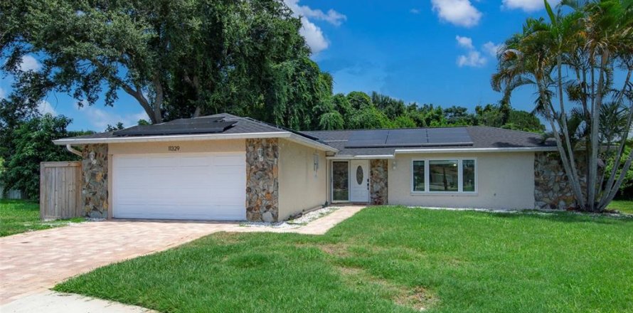 House in Largo, Florida 3 bedrooms, 151.06 sq.m. № 2215436