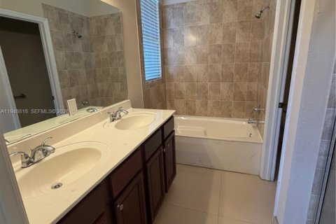 Снять в аренду таунхаус в Майами, Флорида 4 спальни, 177.63м2, № 2005486 - фото 19