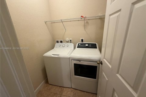 Снять в аренду таунхаус в Майами, Флорида 4 спальни, 177.63м2, № 2005486 - фото 23