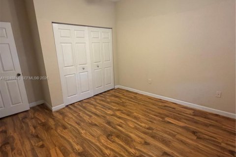 Снять в аренду таунхаус в Майами, Флорида 4 спальни, 177.63м2, № 2005486 - фото 13