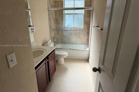 Снять в аренду таунхаус в Майами, Флорида 4 спальни, 177.63м2, № 2005486 - фото 26