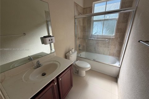 Снять в аренду таунхаус в Майами, Флорида 4 спальни, 177.63м2, № 2005486 - фото 25