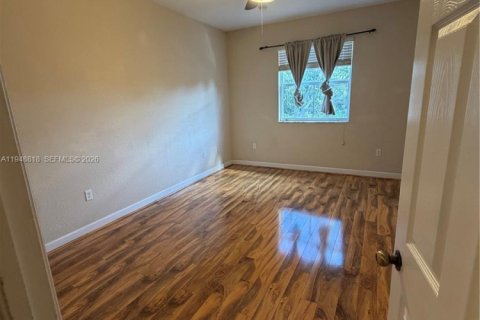 Снять в аренду таунхаус в Майами, Флорида 4 спальни, 177.63м2, № 2005486 - фото 18