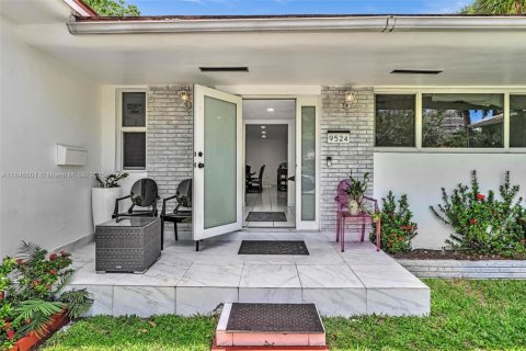 House in Surfside, Florida 3 bedrooms, 178.37 sq.m. № 1845845 - photo 14