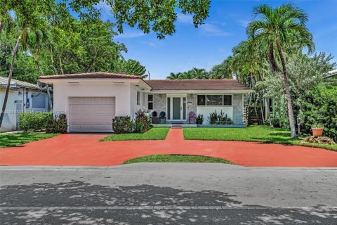 House in Surfside, Florida 3 bedrooms, 178.37 sq.m. № 1845845 - photo 1