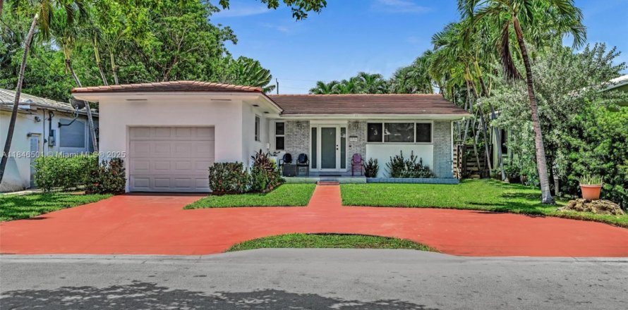 House in Surfside, Florida 3 bedrooms, 178.37 sq.m. № 1845845