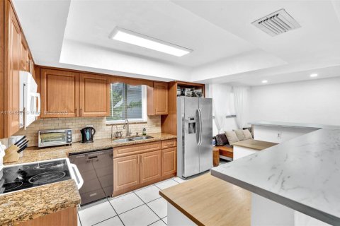 House in Surfside, Florida 3 bedrooms, 178.37 sq.m. № 1845845 - photo 26