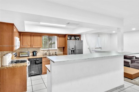House in Surfside, Florida 3 bedrooms, 178.37 sq.m. № 1845845 - photo 25