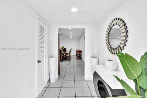 House in Surfside, Florida 3 bedrooms, 178.37 sq.m. № 1845845 - photo 15