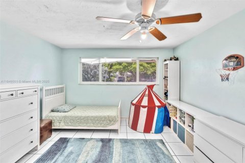 House in Surfside, Florida 3 bedrooms, 178.37 sq.m. № 1845845 - photo 5