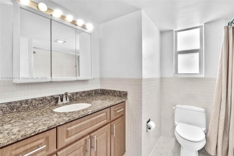 House in Surfside, Florida 3 bedrooms, 178.37 sq.m. № 1845845 - photo 7