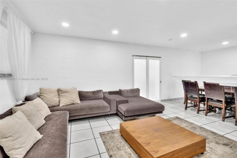 House in Surfside, Florida 3 bedrooms, 178.37 sq.m. № 1845845 - photo 28