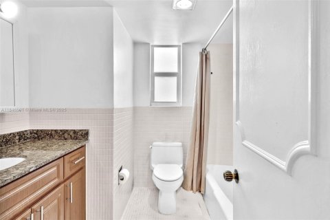 House in Surfside, Florida 3 bedrooms, 178.37 sq.m. № 1845845 - photo 6