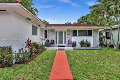 House in Surfside, Florida 3 bedrooms, 178.37 sq.m. № 1845845 - photo 3