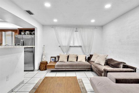 House in Surfside, Florida 3 bedrooms, 178.37 sq.m. № 1845845 - photo 30