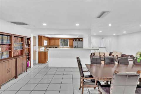 House in Surfside, Florida 3 bedrooms, 178.37 sq.m. № 1845845 - photo 23