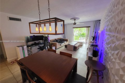 Condo in Pinecrest, Florida, 1 bedroom  № 2028238