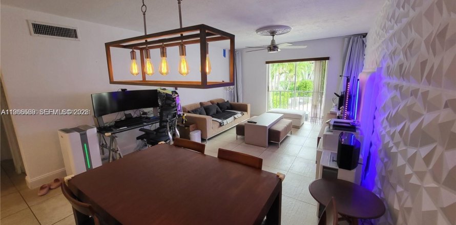 Condo in Pinecrest, Florida, 1 bedroom  № 2028238