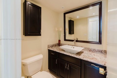 Condo in Miami Beach, Florida, 2 bedrooms  № 1783638 - photo 18