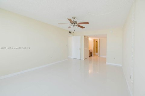 Condo in Miami Beach, Florida, 2 bedrooms  № 1783638 - photo 12
