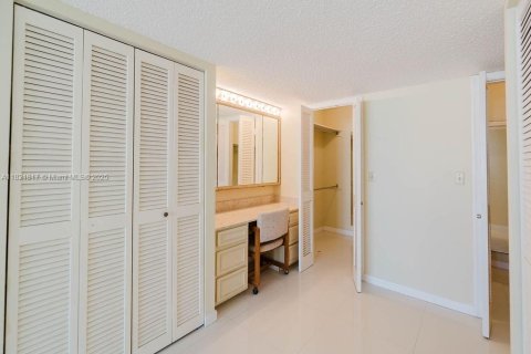 Condo in Miami Beach, Florida, 2 bedrooms  № 1783638 - photo 15