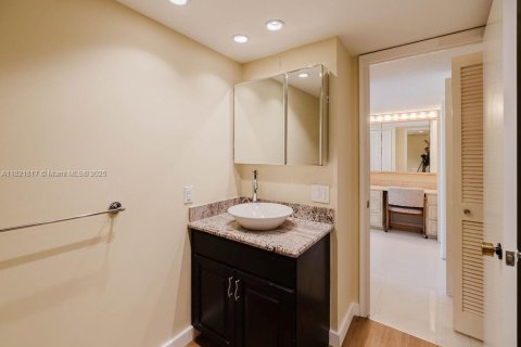 Condo in Miami Beach, Florida, 2 bedrooms  № 1783638 - photo 13