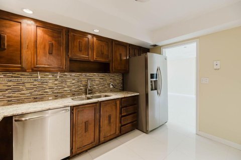 Condo in Miami Beach, Florida, 2 bedrooms  № 1783638 - photo 10