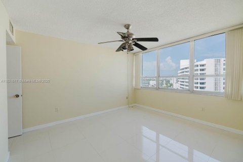 Condo in Miami Beach, Florida, 2 bedrooms  № 1783638 - photo 17