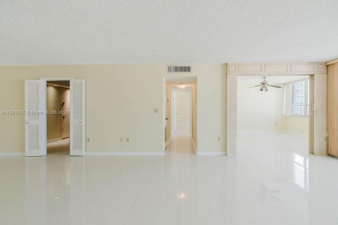 Condo in Miami Beach, Florida, 2 bedrooms  № 1783638 - photo 7