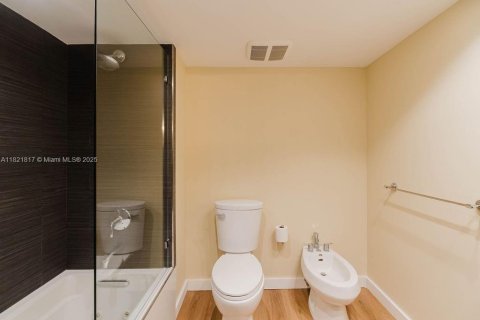 Condo in Miami Beach, Florida, 2 bedrooms  № 1783638 - photo 14