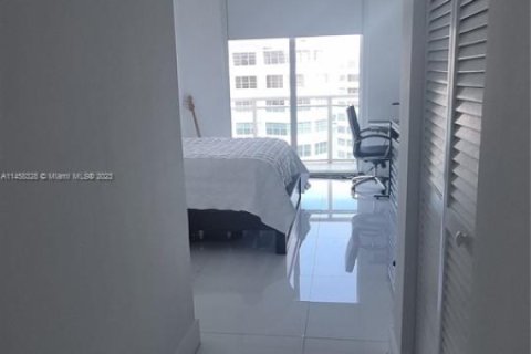 Condo in Miami, Florida, 2 bedrooms  № 1863803 - photo 7