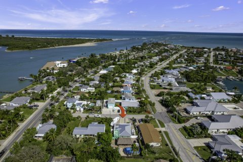 House in Fort Pierce, Florida 3 bedrooms, 106.28 sq.m. № 1009398 - photo 1