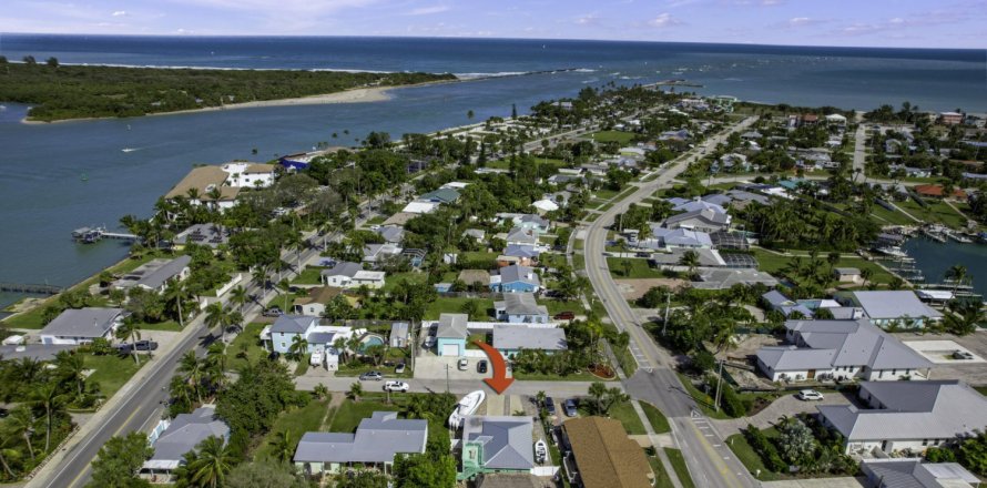 House in Fort Pierce, Florida 3 bedrooms, 106.28 sq.m. № 1009398