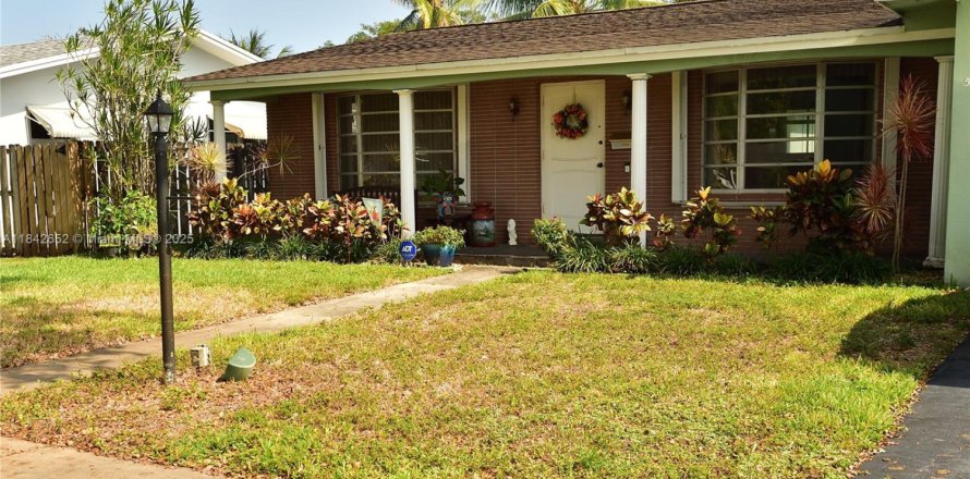 House in Hollywood, Florida 3 bedrooms, 162.76 sq.m. № 1836395