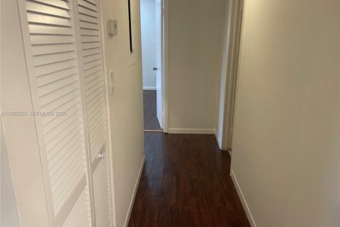 Condo in Miami, Florida, 2 bedrooms № 2062914 - photo 12