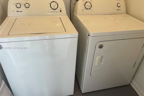 Condo in Miami, Florida, 2 bedrooms № 2062914 - photo 25