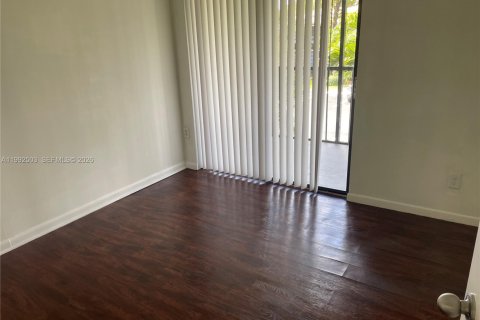 Condo in Miami, Florida, 2 bedrooms № 2062914 - photo 11