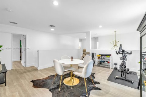 Villa ou maison à louer à Weston, Floride: 5 chambres, 309.36 m2 № 2409153 - photo 26