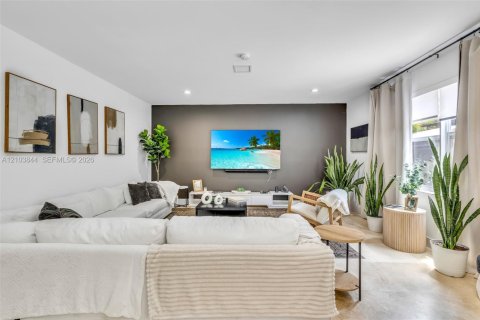 Villa ou maison à louer à Weston, Floride: 5 chambres, 309.36 m2 № 2409153 - photo 16