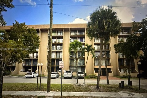 Condo in North Miami Beach, Florida, 1 bedroom  № 1947904 - photo 1