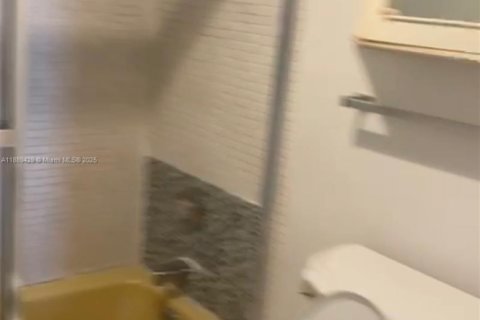 Condo in North Miami Beach, Florida, 1 bedroom  № 1947904 - photo 4