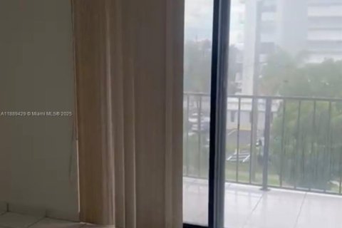 Condo in North Miami Beach, Florida, 1 bedroom  № 1947904 - photo 2