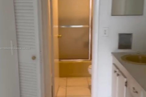 Condo in North Miami Beach, Florida, 1 bedroom  № 1947904 - photo 3