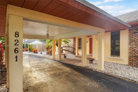 House in Cutler Bay, Florida 4 bedrooms, 255.11 sq.m. № 1712847 - photo 3