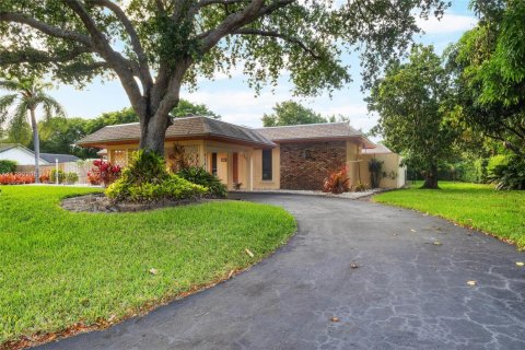 House in Cutler Bay, Florida 4 bedrooms, 255.11 sq.m. № 1712847 - photo 1