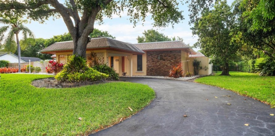 House in Cutler Bay, Florida 4 bedrooms, 255.11 sq.m. № 1712847