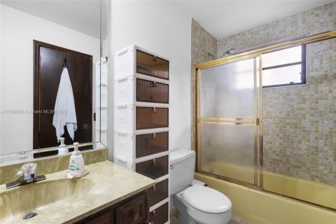 House in Cutler Bay, Florida 4 bedrooms, 255.11 sq.m. № 1712847 - photo 25