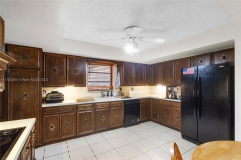 House in Cutler Bay, Florida 4 bedrooms, 255.11 sq.m. № 1712847 - photo 16