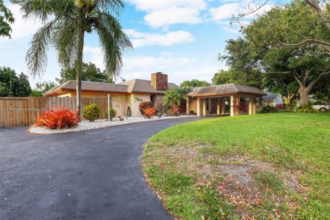 House in Cutler Bay, Florida 4 bedrooms, 255.11 sq.m. № 1712847 - photo 2