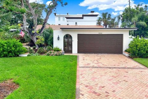 House in Belleair Beach, Florida 3 bedrooms, 217.48 sq.m. № 2280324